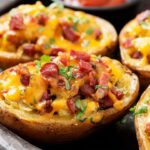 Imagem de um prato de batatas recheadas com bacon