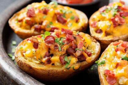 Imagem de um prato de batatas recheadas com bacon