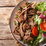 Fotografia de um prato com carne e salada