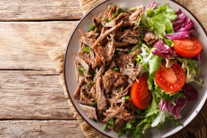 Fotografia de um prato com carne e salada