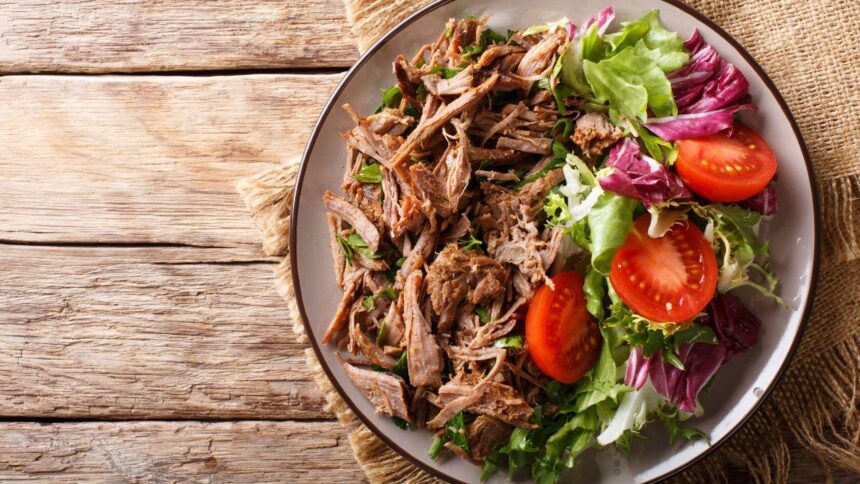 Fotografia de um prato com carne e salada