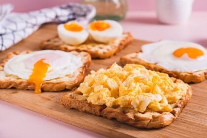 Fotografia de ovos em vários formatos: mexidos, cozidos, fritos