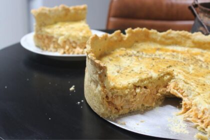 Torta de frango em cima de uma bancada na cozinha.