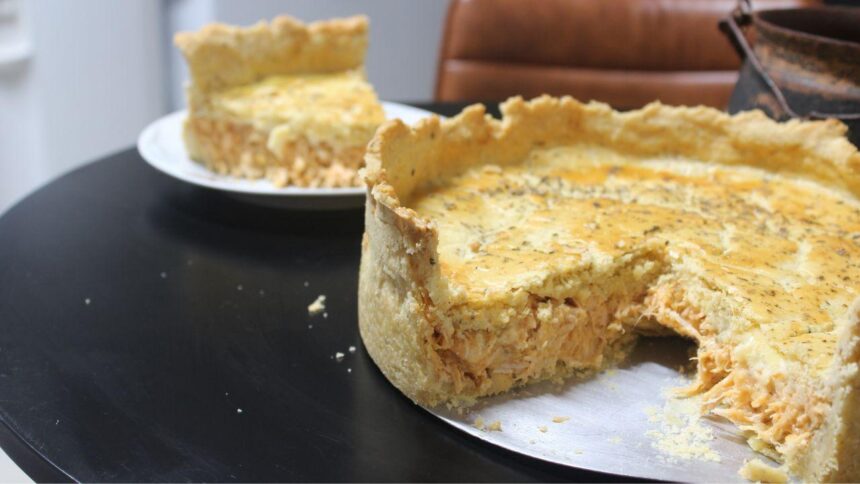 Torta de frango em cima de uma bancada na cozinha.