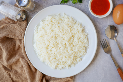 Imagem de um prato de arroz visto de cima