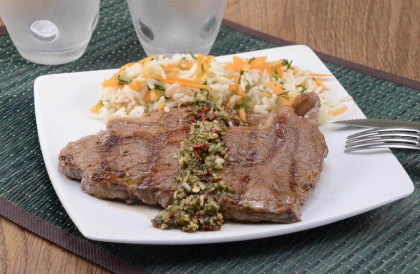Aprenda a usar o chimichurri em receitas simples além do churrasco