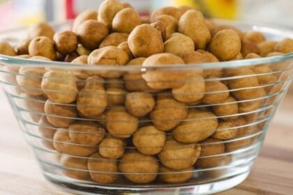 Imagem de um pote com amendoim japonês