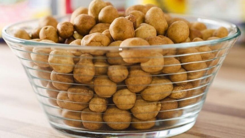 Imagem de um pote com amendoim japonês