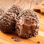 Brigadeiro gourmet em casa: versões criativas com chocolate de qualidade e acabamento caprichado transformam o doce clássico em sobremesa especial