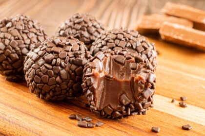 Brigadeiro gourmet em casa: versões criativas com chocolate de qualidade e acabamento caprichado transformam o doce clássico em sobremesa especial