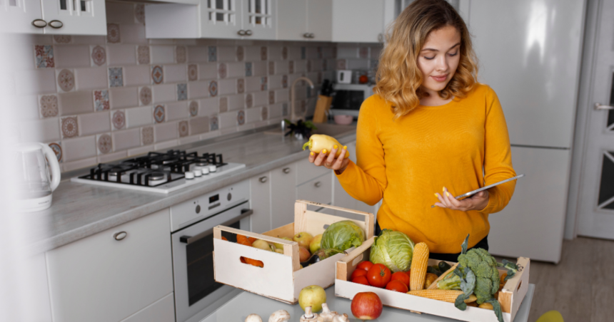 Mulher em cozinha organizada separando ingredientes e planejando o preparo do almoço para ganhar tempo no dia a dia.