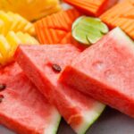 Imagem de fatias de melancia e abacaxi