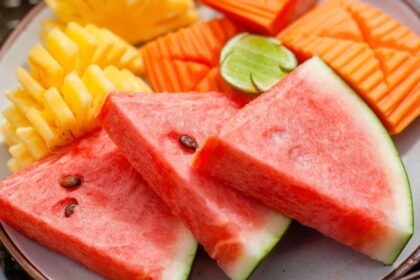 Imagem de fatias de melancia e abacaxi