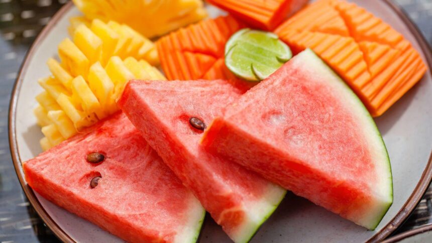 Imagem de fatias de melancia e abacaxi