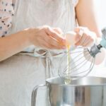 Mulher usando ovo estragado em receita