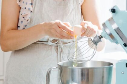 Mulher usando ovo estragado em receita