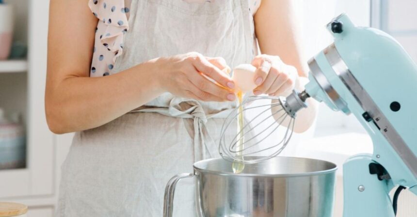 Mulher usando ovo estragado em receita