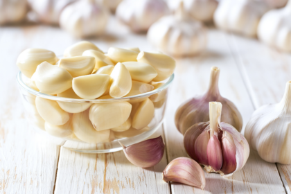 Aprenda truques simples para tirar o cheiro de alho e cebola das mãos de forma rápida e eficaz