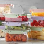 Imagem de vários potes de plástico empilhados