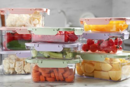 Imagem de vários potes de plástico empilhados