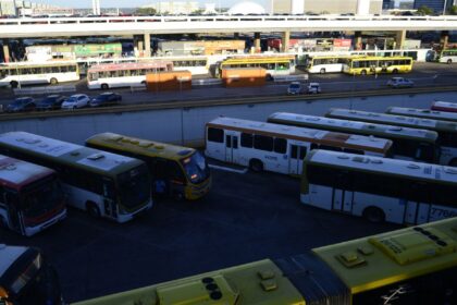 Dezenas de ônibus de uma mesma empresa urbana são apedrejados no DF