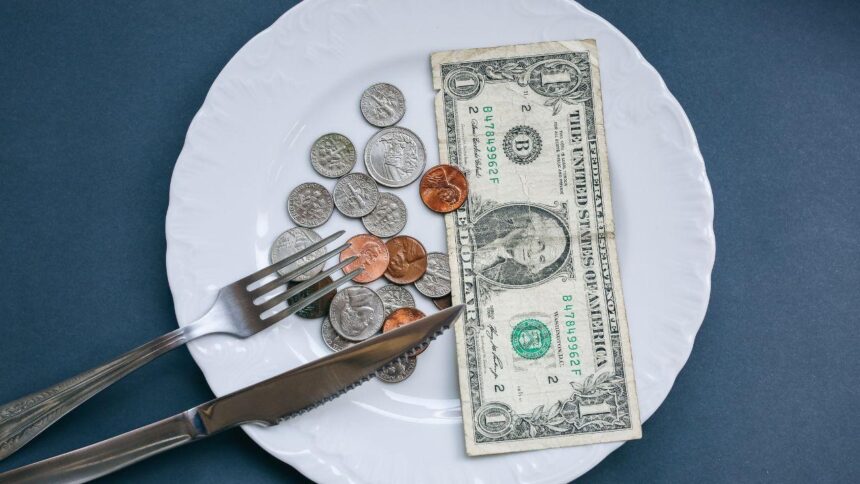 Imagem de um prato com dinheiro nele