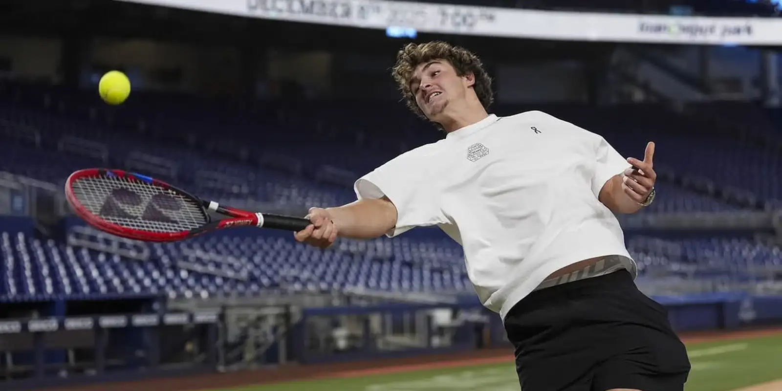 Dores lombares tiram João Fonseca de mais um torneio na Austrália