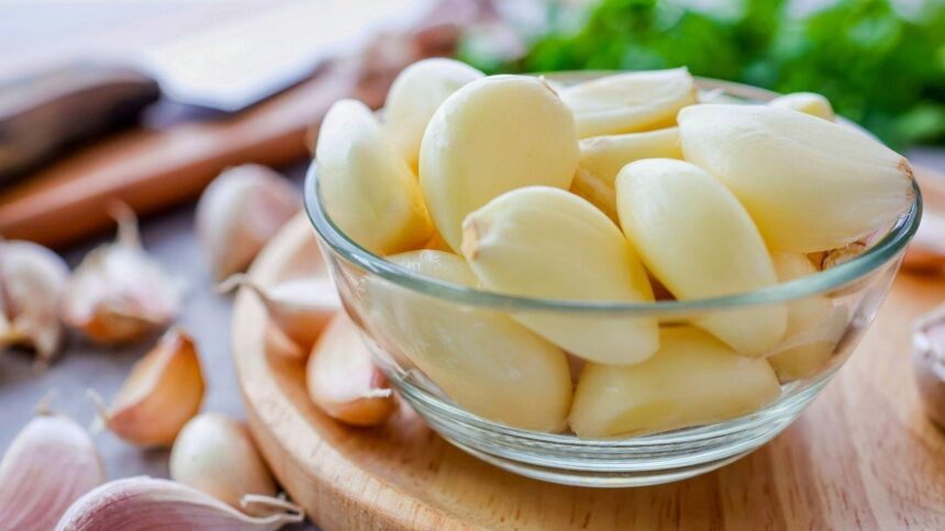 Fogo alto e distração são os principais vilões na hora de dourar o alho