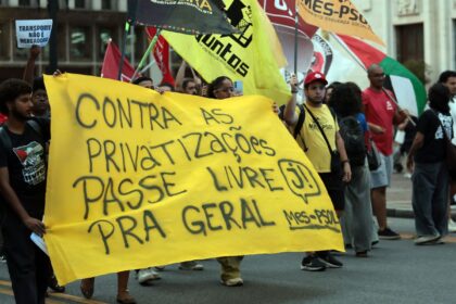 Estudantes protestam contra aumento da tarifa de ônibus em São Paulo