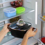 Imagem de uma pessoa colocando uma panela dentro da geladeira