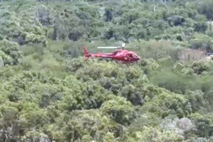 Helicóptero cai na zona oeste do Rio e deixa três pessoas mortas