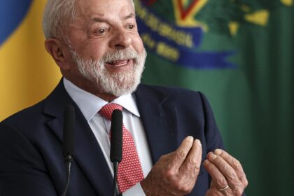 Lula: democracia é obra em construção e deve ser zelada e defendida