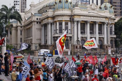 Manifestação no Rio lembra 8 de janeiro e rejeita anistia a golpistas