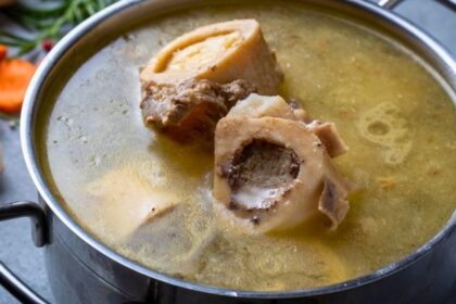 O jeito certo de fazer caldo de ossos em casa