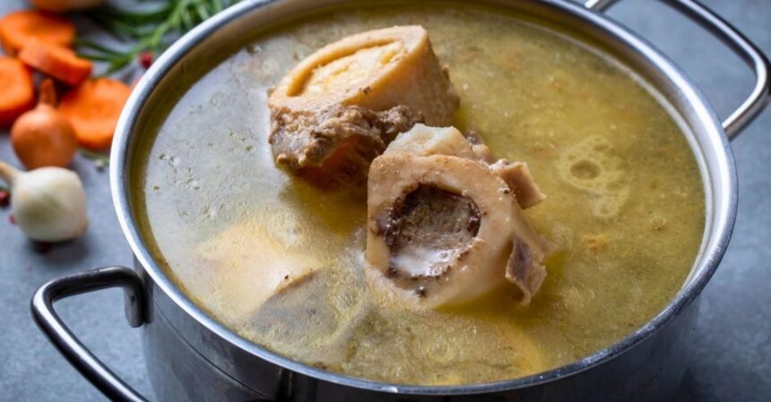 O jeito certo de fazer caldo de ossos em casa
