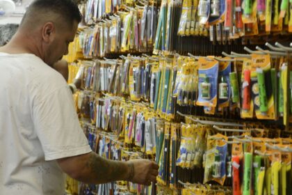 Preço de material escolar pode variar até 276% nas papelarias de SP