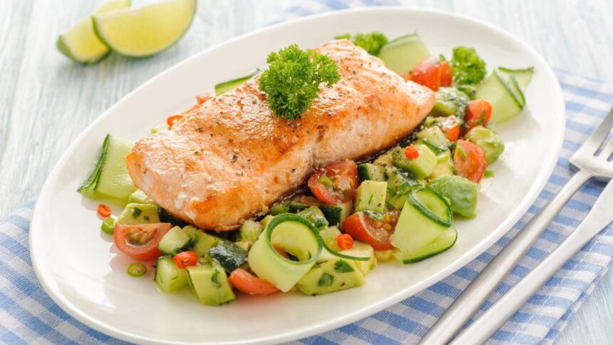 Fotografia de salmão com salada