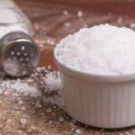 Imagem de um saleiro e um ramekin com sal