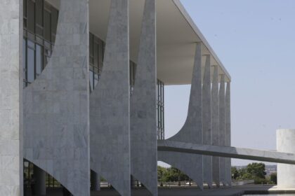 Sancionadas leis de doação de material militar ao Paraguai e Uruguai