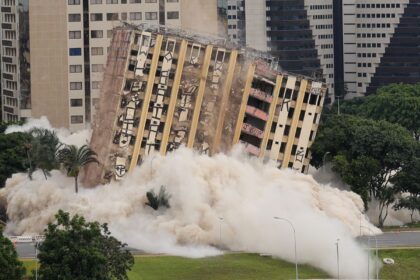 Tradicional hotel de luxo é implodido no centro de Brasília