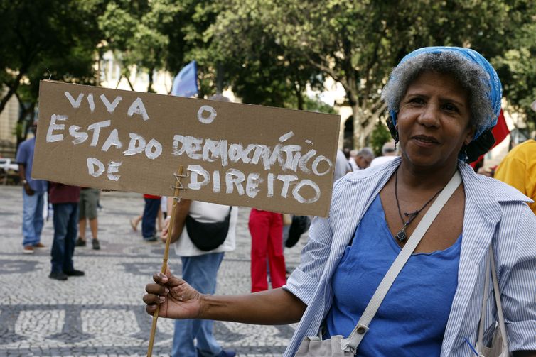 Tânia Rêgo/Agência Brasil Rio de Janeiro (RJ), 08/01/2026 - Manifestantes durante ato pela democracia, em memória aos antidemocráticos de 8 de janeiro de 2023, na Cinelândia, centro da cidade. Foto: Tânia Rêgo/Agência Brasil