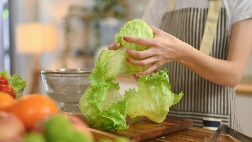 Imagem de uma pessoa lavando alface
