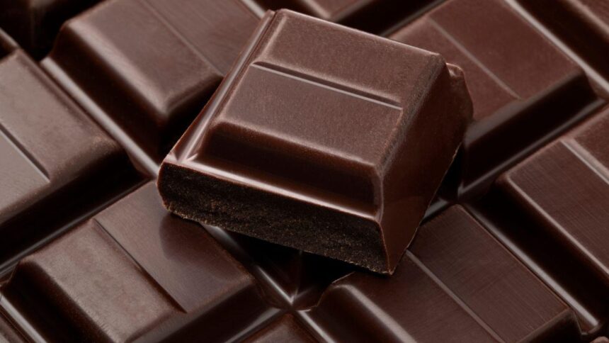 Imagem mostra chocolate em barra empilhados um por cima do outro.