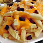 Batata frita crocante com cheddar e bacon