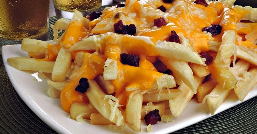 Batata frita crocante com cheddar e bacon