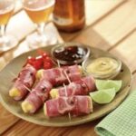 Enroladinho de presunto e lombo é um petisco fácil, assado no forno e cheio de sabor