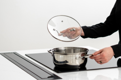 Imagem de uma panela em um cooktop