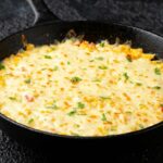 Fotografia de um prato de escondidinho gratinado