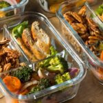 Marmitas veganas organizadas em potes individuais, prontas para congelar e requentar ao longo da semana