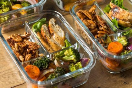 Marmitas veganas organizadas em potes individuais, prontas para congelar e requentar ao longo da semana